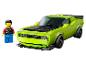 Figuur en groene raceauto van bouwstenen