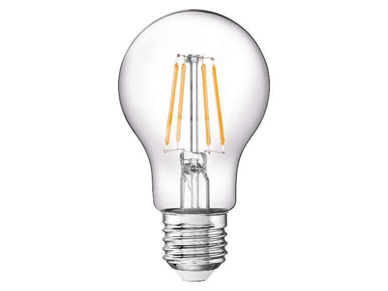 Transparante LED-filamentlamp met een zilveren metalen voet.