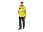 Man in geel reflecterend vest en zwarte werkbroek.