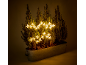 Decoratieve plantenbak met coniferen en gloeiende sterdecoraties.