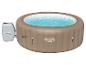 Opblaasbare jacuzzi met blauw water en externe pomp.