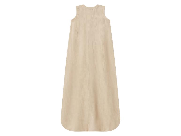 Mouwloze beige babyslaapzak van getextureerde stof.