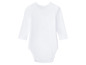 Een wit babypakje met lange mouwen.