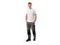 Man in wit T-shirt en grijze werkbroek.
