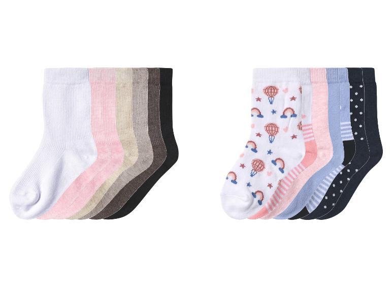 Kindersokken in effen kleuren en met patronen, waaronder heteluchtballonnen en regenbogen.
