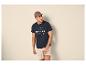 Man in een marineblauw T-shirt met 'Beach Club'-opdruk en gestreepte shorts