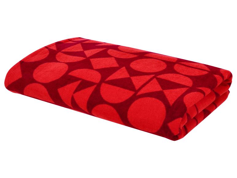 Rode deken met geometrisch patroon, opgevouwen.