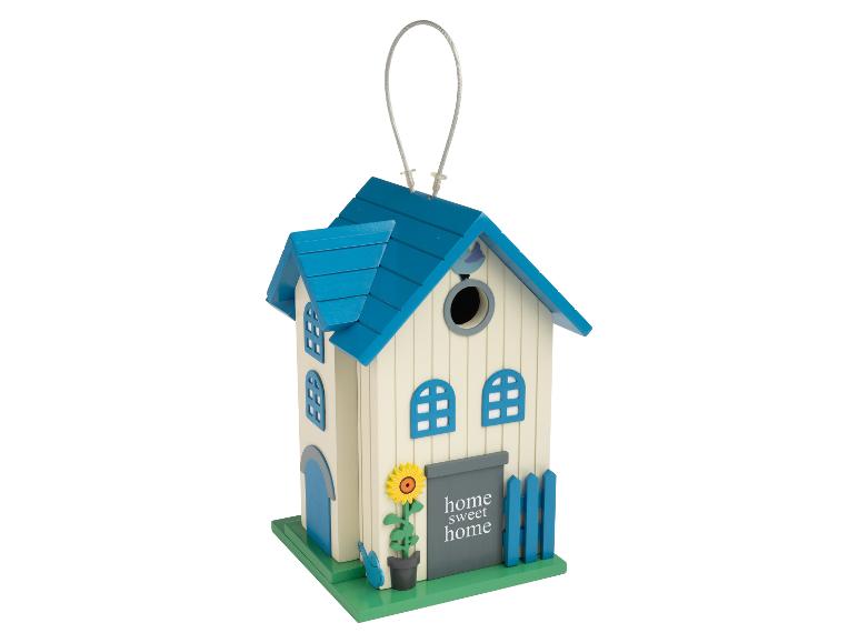 Houten vogelhuisje met blauw dak, ramen en de tekst 'home sweet home'.