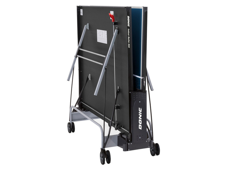Een Donic Indoor Roller 800 tafeltennistafel, opgevouwen en klaar om te vervoeren.