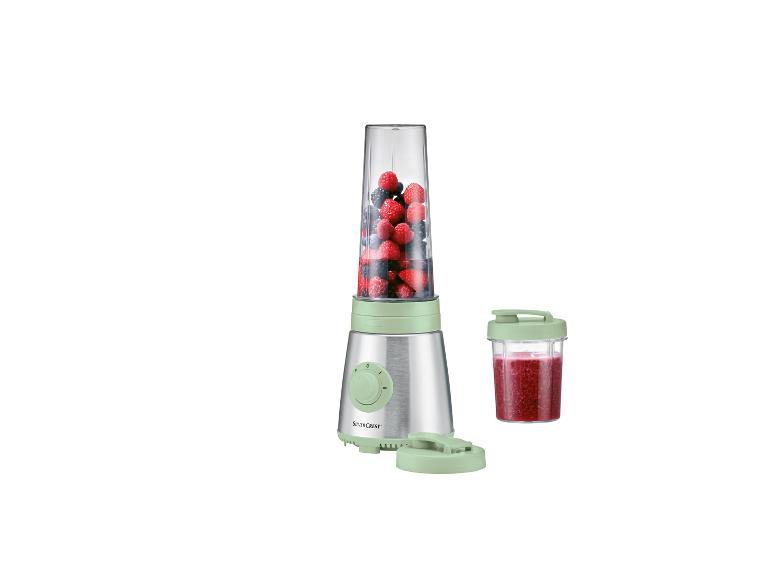 Een SilverCrest blender met bessen en een smoothie in een glas.