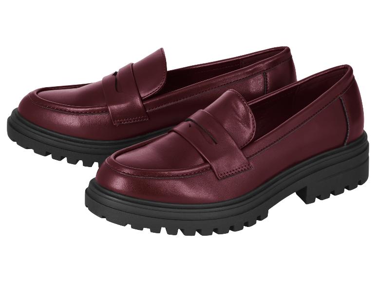 Bordeauxrode damesloafers met een dikke, geribbelde zool.