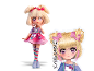 Modepop in anime-stijl met blonde knotjes, roze jurk en bijpassende karakterillustratie.
