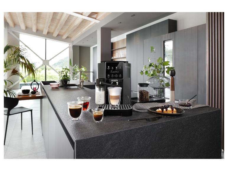 De'Longhi Magnifica Start koffiezetapparaat in moderne keuken met koffie en gebak.
