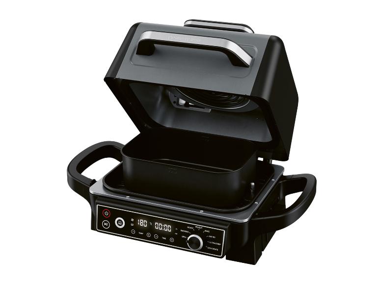 Open multifunctionele airfryer en grill met digitaal display en bedieningselementen.