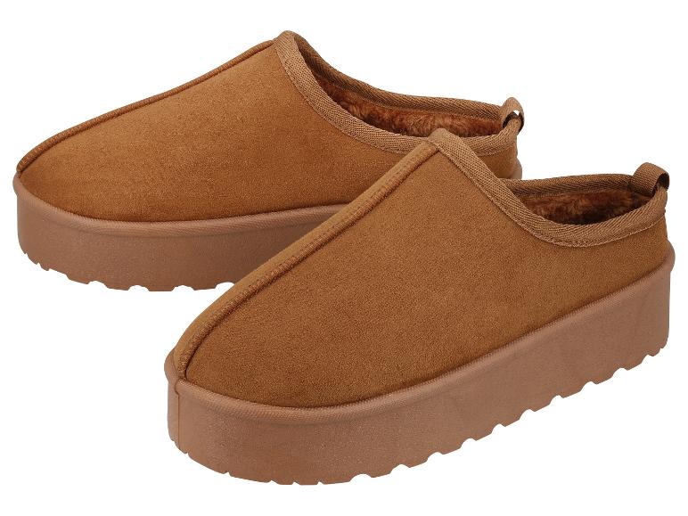 Paar bruine suède-achtige platformslippers met imitatiebont voering