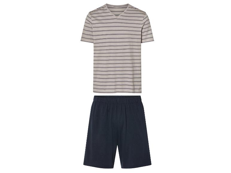 Heren pyjama: gestreept shirt en effen shorts.