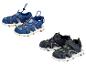 Twee paar kindersandalen: blauw met oranje accenten en donkerblauw met groene accenten.