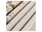 Zachte beige stof met bloemenpatroon.