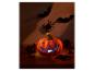 Verlichte Halloweenpompoen met vleermuis- en spinnendecoraties.
