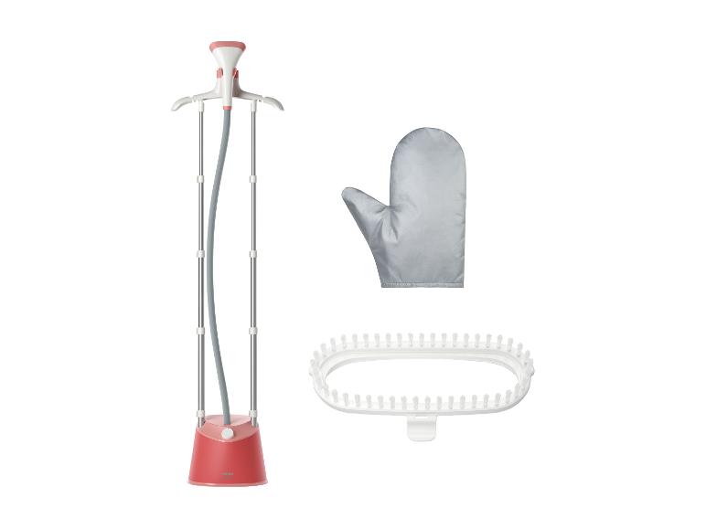 Een roze stoomstrijkijzer van Philips met een stoomhanger, een handschoen en een borstel.