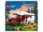 LEGO City doos met een rood-witte camper, een gezin en een kampvuur.