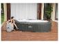 Installatie van een grijze Lay-Z-Spa opblaasbare jacuzzi.