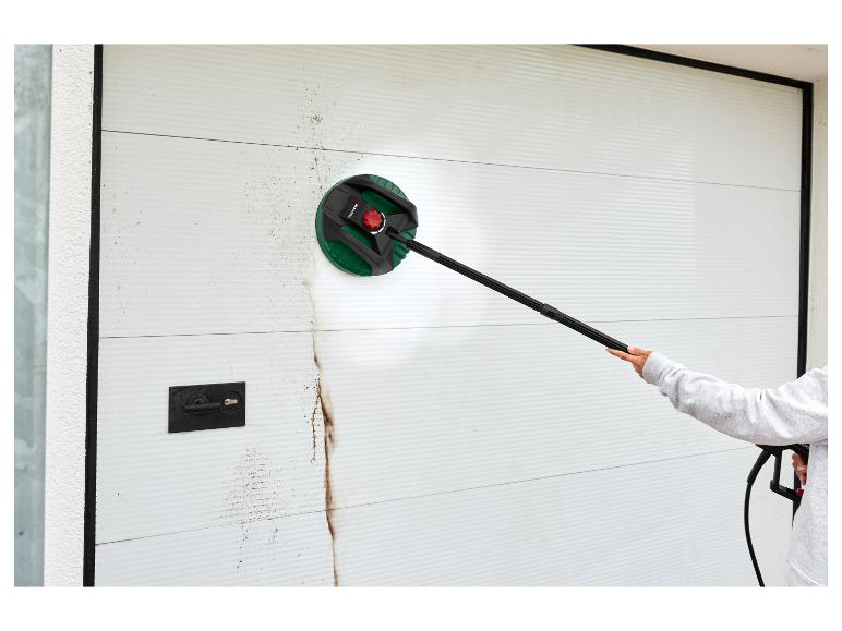 Persoon reinigt een vuile witte garagedeur met een Parkside oppervlaktereiniger.