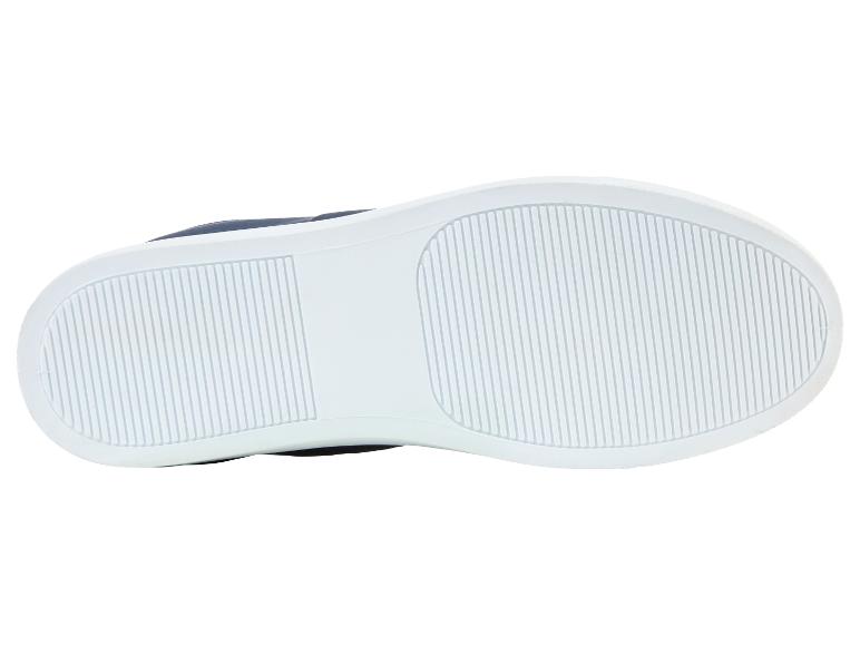 Witte zolen van sneakers met donkerblauwe bovenkant.