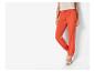 Oranje wijde broek en sandalen: casual stijl.