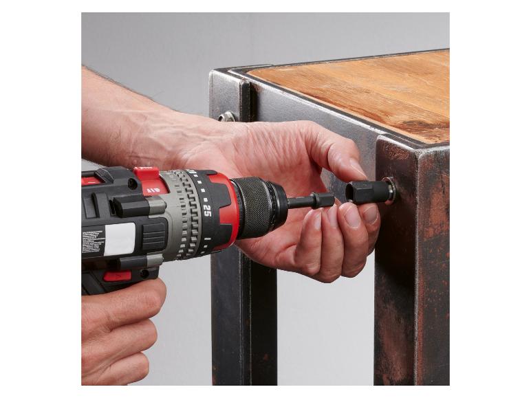 Meubels in elkaar zetten met boormachine en bits.