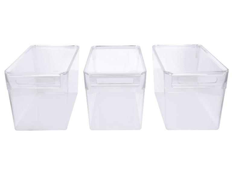 Drie transparante plastic opbergbakken met handvatten, op een witte achtergrond.
