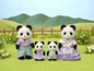 Een Calico Critters familie van panda's in kleurrijke outfits.