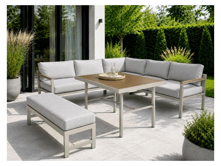 Buitenmeubelset met hoekbank, bankje en salontafel op een betegeld terras.
