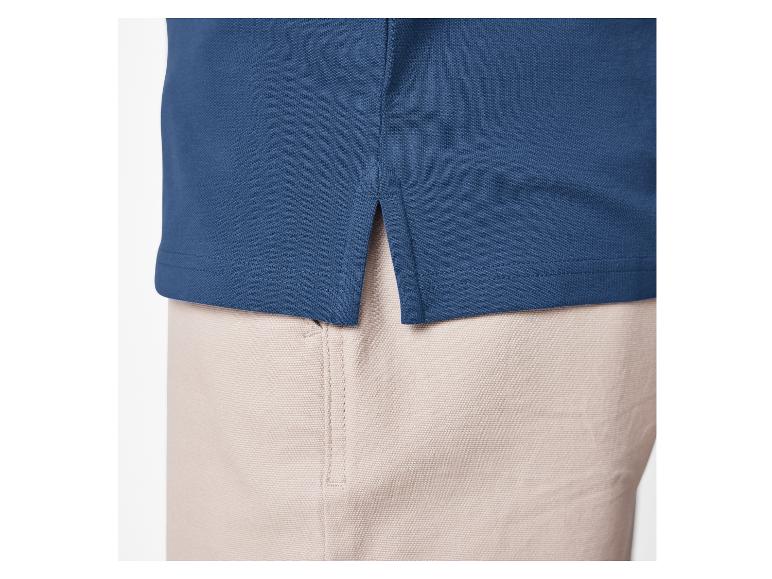Donkerblauw polo shirt en lichtbeige broek.