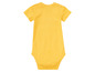 Een gele baby romper met korte mouwen.