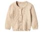 Beige gebreid babyvestje met knoopjes.
