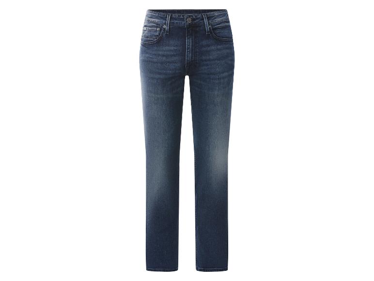 Donkerblauwe jeans op een witte achtergrond.