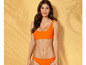 Een vrouw in een oranje bikini.