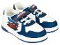 Paar wit-blauwe kindersneakers met cartoonautogafiek en 'Lightning McQueen'-tekst.