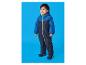Een kind in een blauw-zwart winterpak met een neongroene rits.
