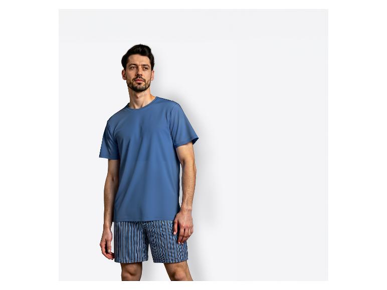 Man in blauw T-shirt en gestreepte pyjamashort