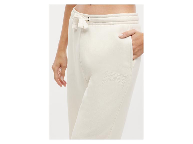 Crèmekleurige Bench joggingbroek met trekkoord en geborduurd logo.