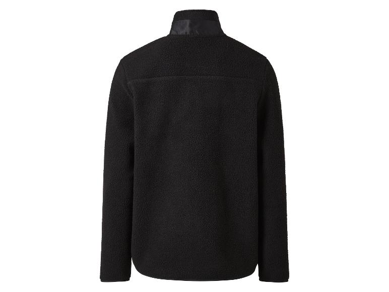 Zwarte fleecejas met hoge kraag.
