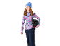 Meisje in een bedrukte skibovenstuk, blauwe skibroek en blauwe muts, met een helm.