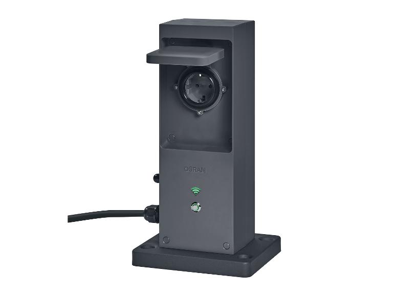 Donkergrijze buitenstopcontactpaal met een open klep, een stopcontact en een groen wifi-icoon.