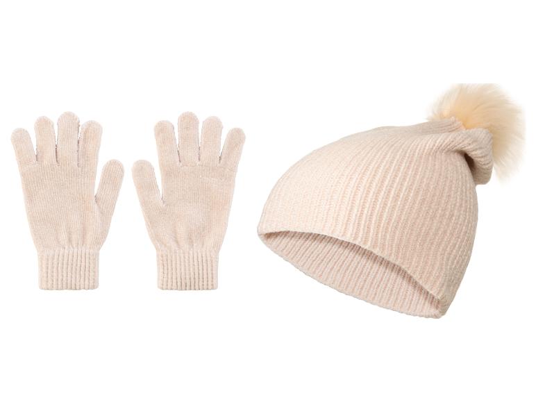 Beige gebreide muts met pompon en bijpassende handschoenen.