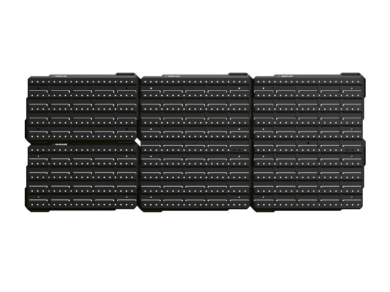 Drie zwarte Parkside geperforeerde panelen voor gereedschapsopslag, met witte gaten en sleuven.