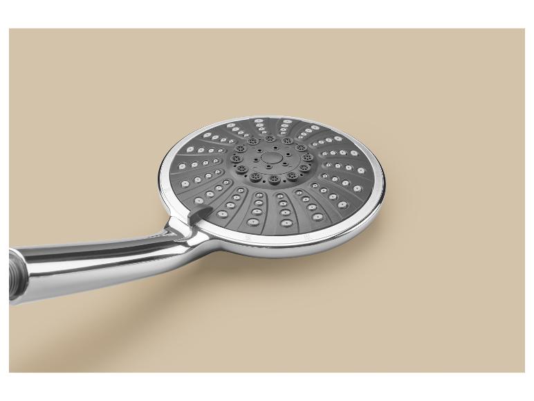 Chromen douchekop met een grijze sproeierplaat en meerdere straalinstellingen.