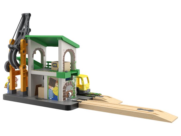 Houten speelset met kraan, gebouw en vrachtwagen, op een grijze basis.