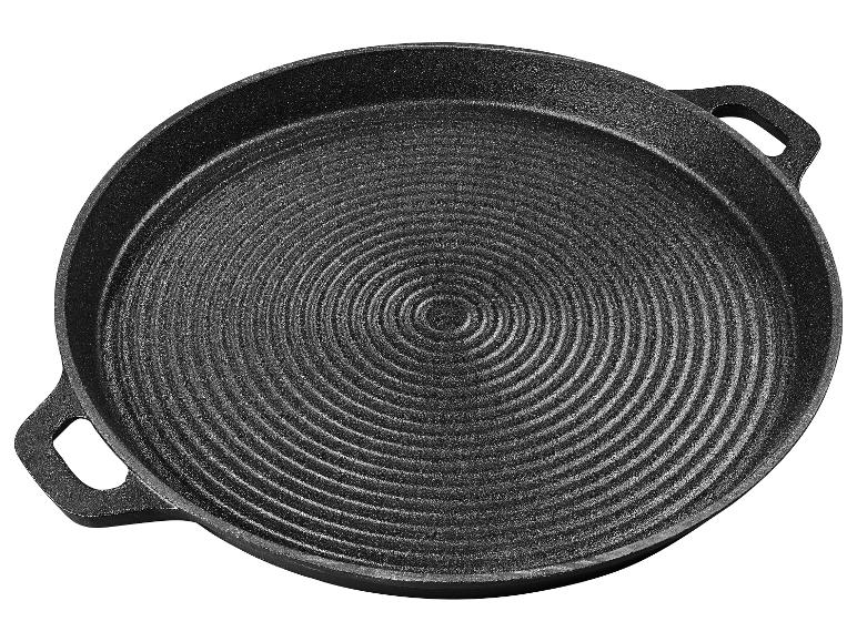 Grote gietijzeren pan, geribbeld oppervlak.